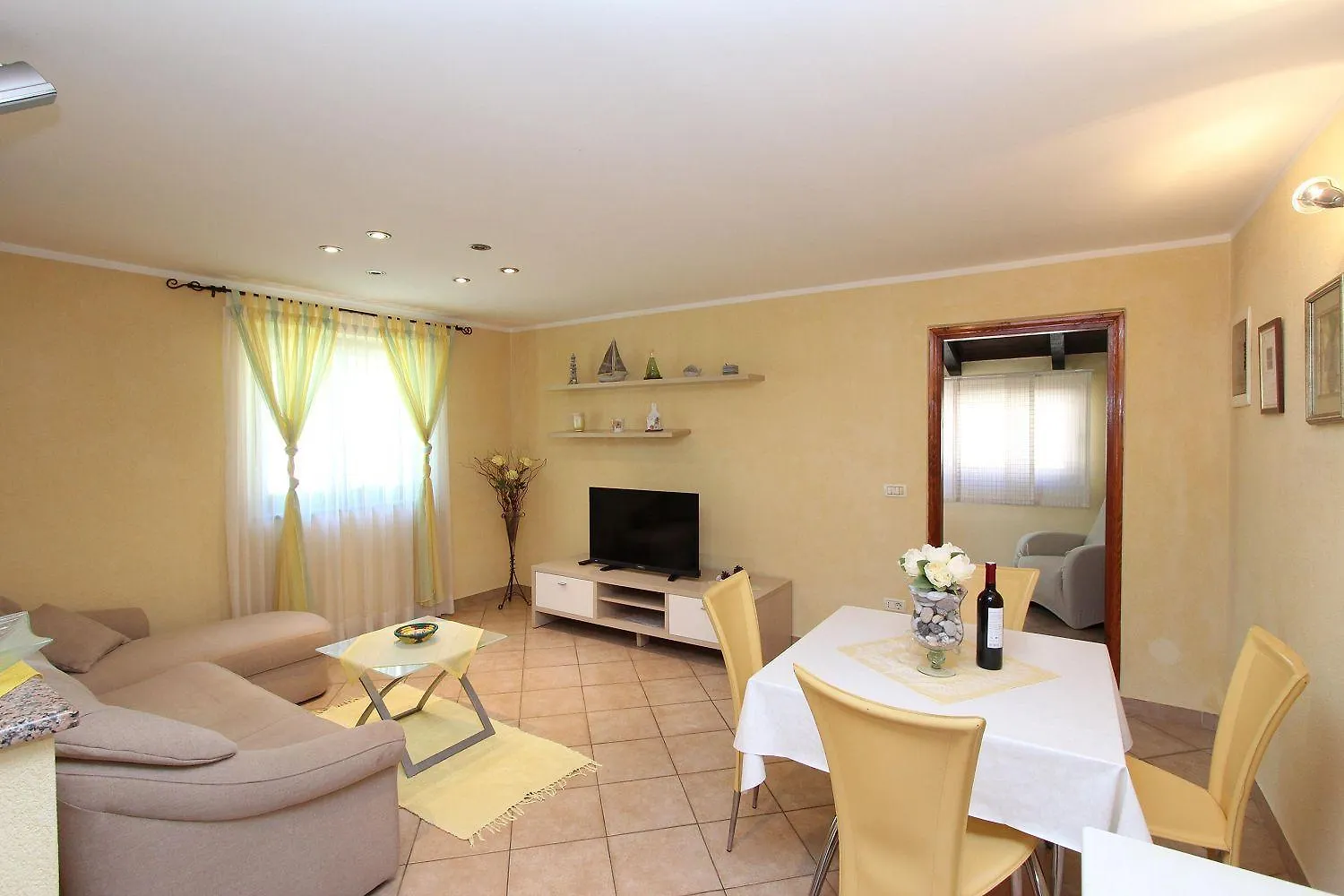 Cozy Apartment Nur 600 Meter Zum Strand Mit Grill, Privater Terrasse, Waschmaschine Rovinj 0*,  Croatia